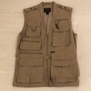 Like-new men’s Woolrich khaki vest.